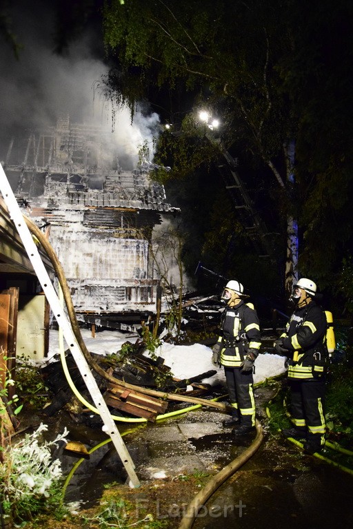 Grossfeuer Einfamilienhaus Siegburg Muehlengrabenstr P0473.JPG - Miklos Laubert